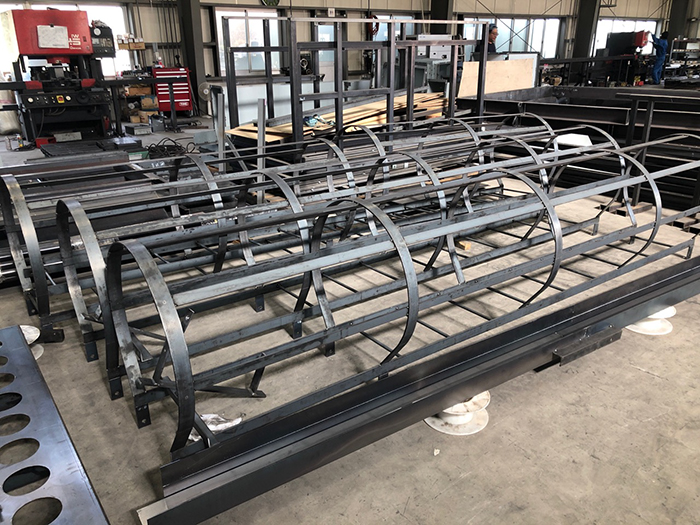 背カゴ付きタラップ